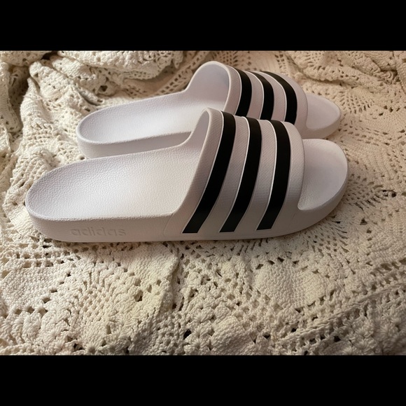 Size 10 white and blue Adidas sandals Synthetic upper
Slip-on
Round open toe - Picture 11 of 12